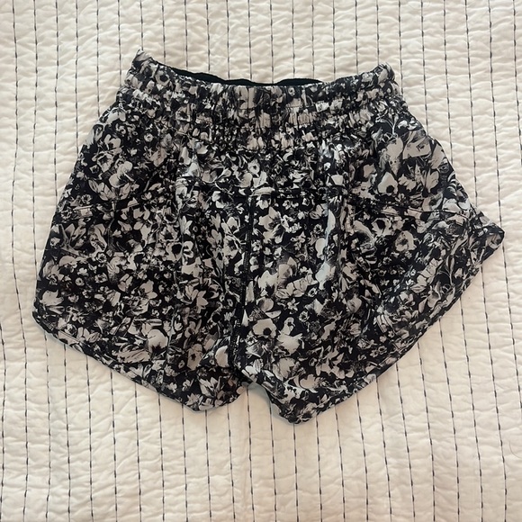 Super cute lululemon athletic shorts - Picture 3 of 3